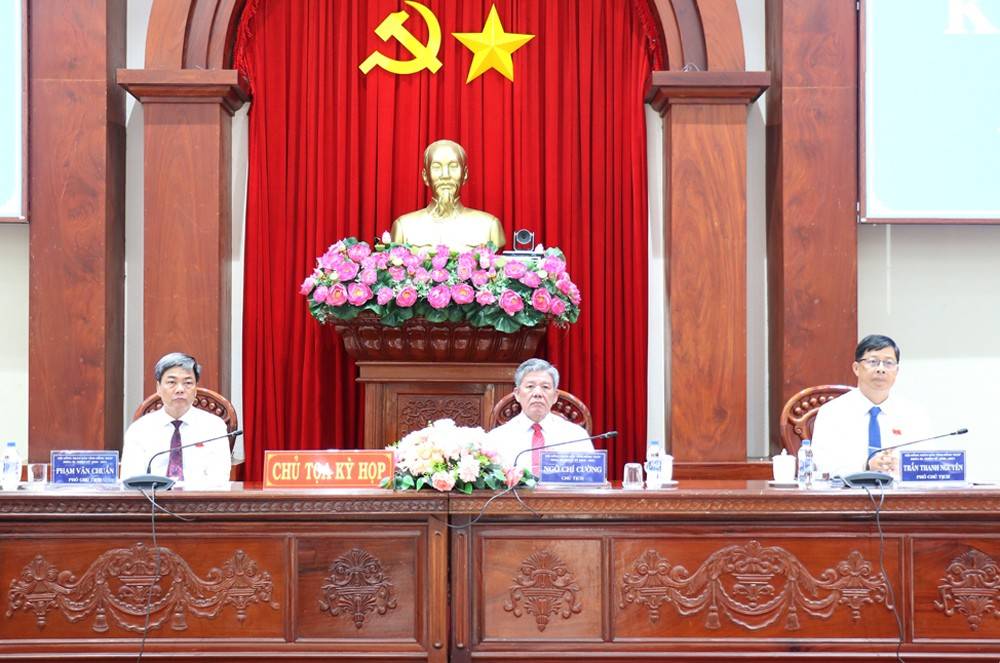 Các đồng chí chủ toạ kỳ họp. Ảnh- CTTĐT Đồng Tháp