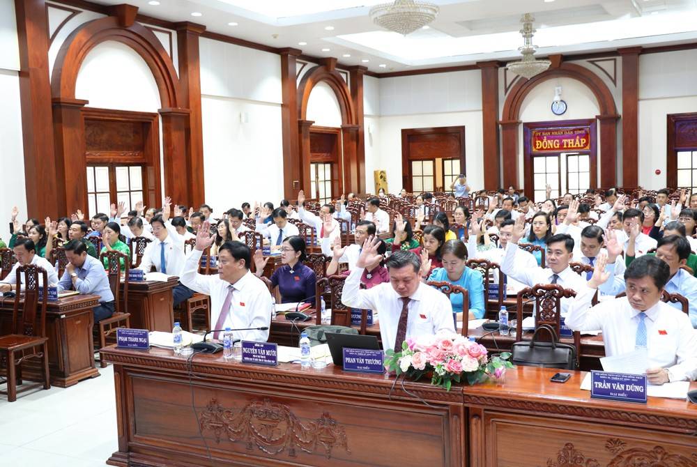 Đại biểu thống nhất thông qua các nghị quyết kỳ họp