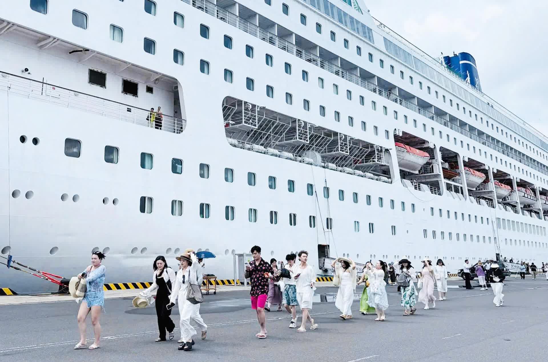 Khánh Hòa: Tàu du lịch biển quốc tế Piano Land cùng 1.000 du khách đến Nha Trang