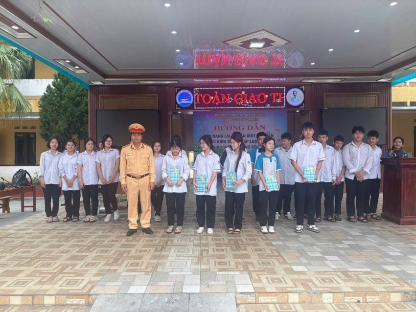 Cán bộ chiến sỹ Trạm CSGT Cầu Nghìn hướng dẫn kỹ năng lái xe an toàn cho học sinh phổ thông