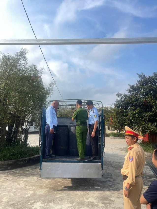 Qua kiểm tra Trạm CSGT Cầu Nghìn đã Phát hiện trên thùng xe chở 18 thùng (1.620kg) xương chân gà, bốc mùi hôi thối
