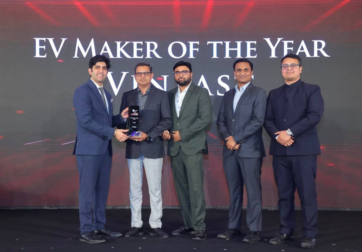 Bhartendu Singh (thứ hai từ trái sang), Giám đốc Marketing VinFast Ấn Độ, nhận giải thưởng từ Ban tổ chức Times Drive Auto Summit and Awards 2026