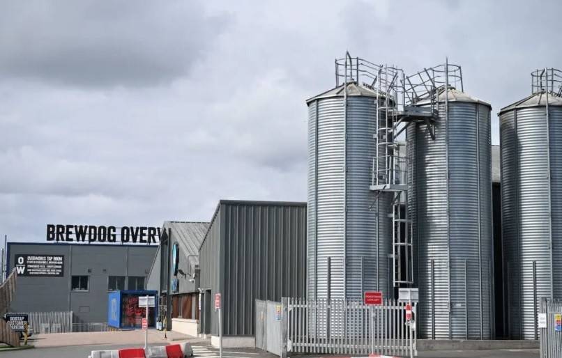 Sau nhiều năm chìm trong sai lầm và bê bối, BrewDog phá sản và bị bán tháo với giá vỏn vẹn 33 triệu bảng (44 triệu USD) cho Tilray Brands - một tập đoàn cần sa và hàng tiêu dùng của Mỹ chuyên thu mua các thương hiệu bia thủ công thất thế. 