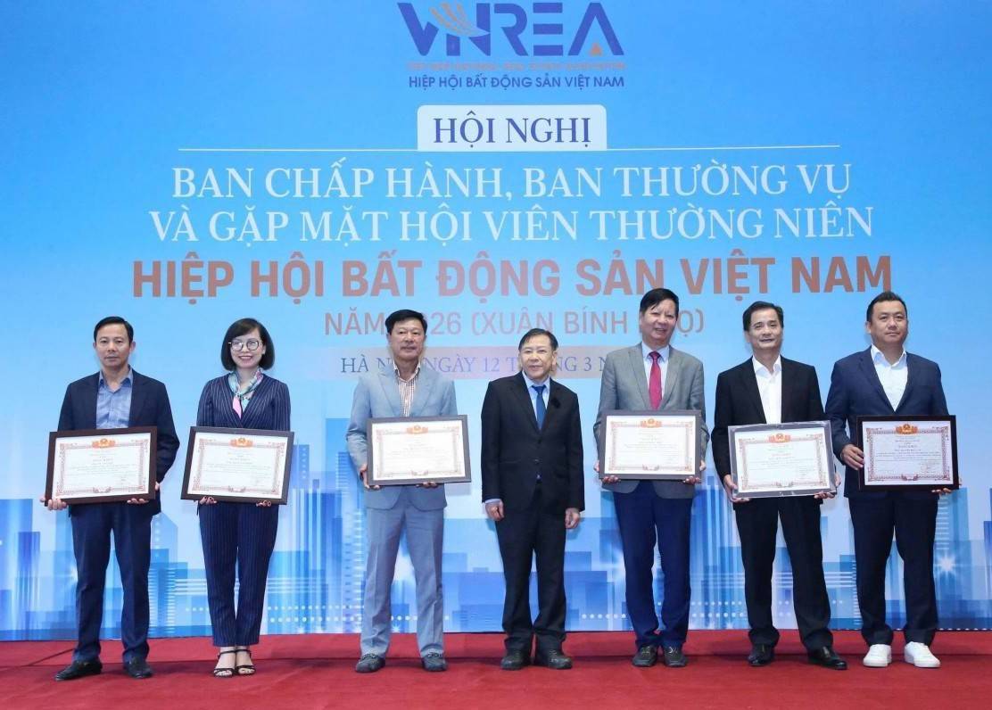 Tập đoàn Geleximco nhận “cú đúp” bằng khen vì những đóng góp cho thị trường bất động sản Việt Nam