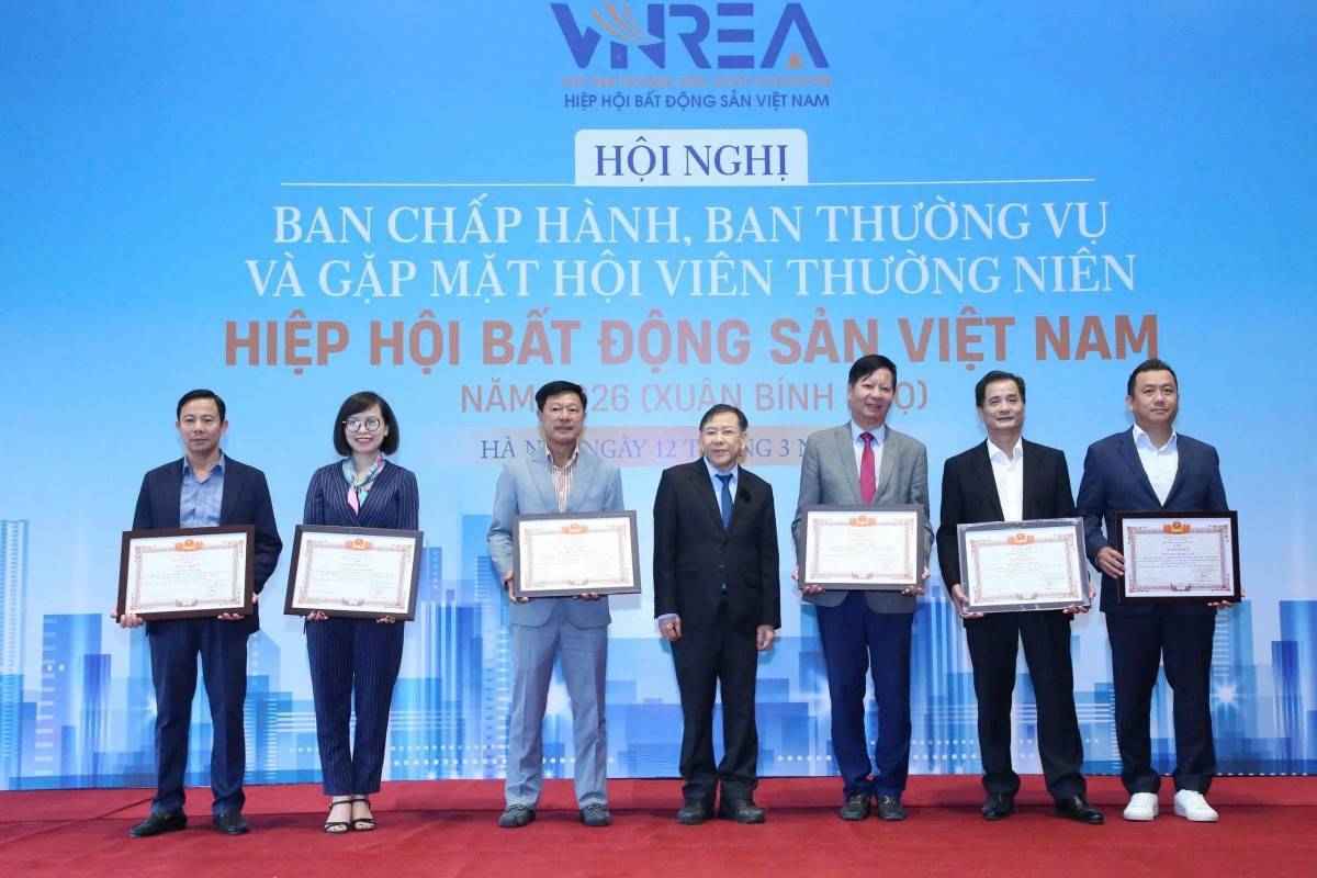 Đại diện Tập đoàn Geleximco (ngoài cùng bên trái) nhận bằng khen của Hiệp hội Bất động sản Việt Nam (VNREA).