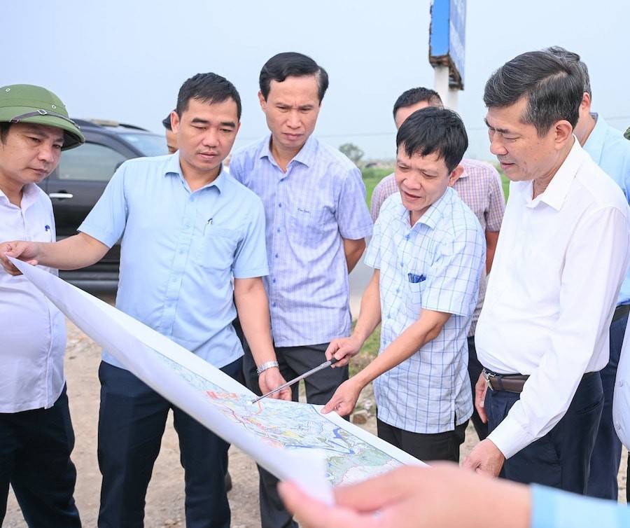 Ông Thái Văn Thành - Phó Chủ tịch UBND tỉnh Nghệ An kiểm tra hiện trường giải phóng mặt bằng để thực hiện Dự án cao tốc Vinh - Thanh Thủy