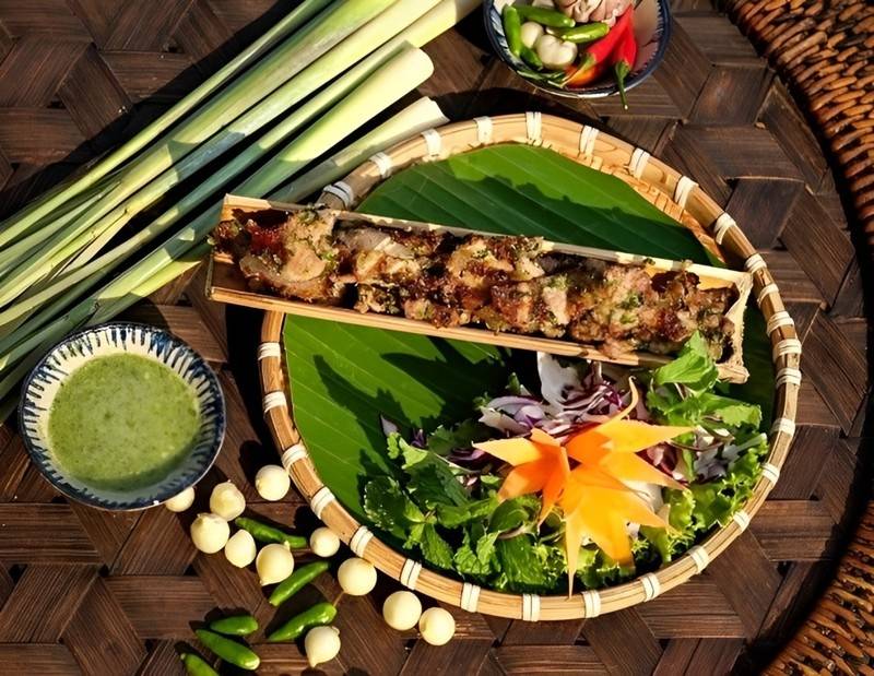 Lam nhọ là một món ăn đặc sản độc đáo của Lai Châu, với nguyên liệu chính là thịt trâu hoặc thịt bò tươi ngon. Thịt được nướng trên than hồng cho đến khi chín đều, sau đó thái thành những thớ mỏng, trộn cùng các gia vị đặc trưng như mắc khén, ớt, tỏi, gừng, quả cà rừng, rau bí và quả bí non. Tất cả được cho vào ống tre, nướng tiếp cho đến khi hòa quyện hoàn hảo, tạo nên một món ăn thơm ngon, hấp dẫn, mang đậm hương vị núi rừng Tây Bắc.