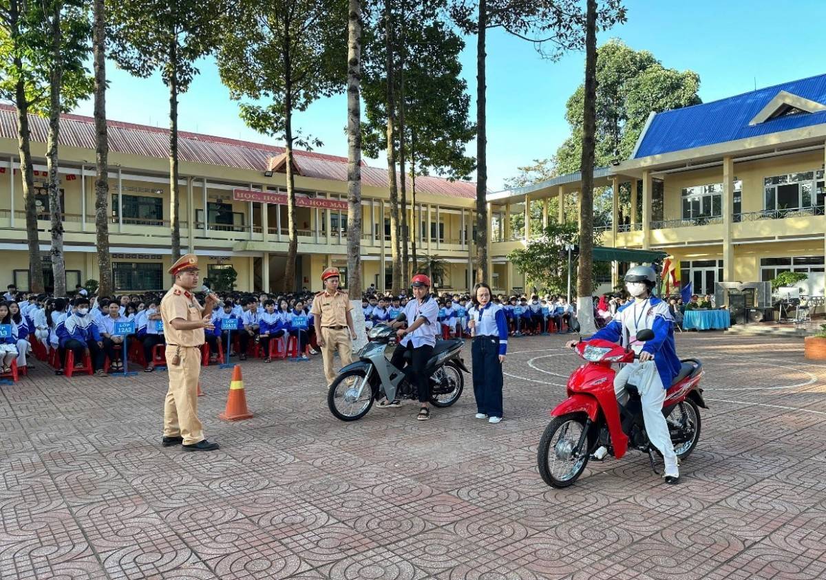 Học sinh được CSGT tổ địa bàn Cư M’gar hướng dẫn một số kỹ năng  lái xe an toàn khi tham gia giao thông
