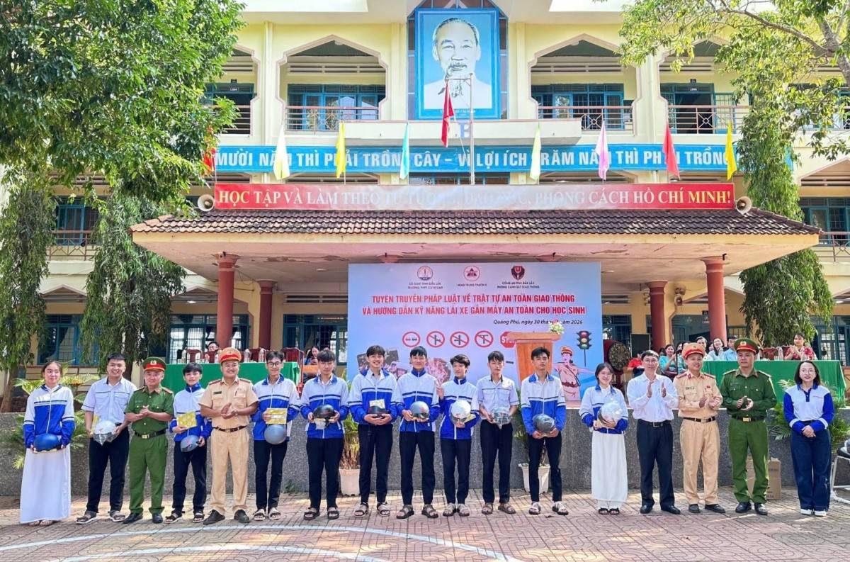 Các em học sinh tham gia buổi tuyên truyền  được tặng túi đựng sách, vở và mũ bảo hiểm đạt chuẩn chất lượng