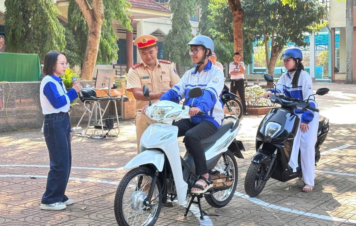 Tăng cường tuyên truyền, phổ biến giáo dục pháp luật và hướng dẫn kỹ năng lái xe an toàn cho học sinh