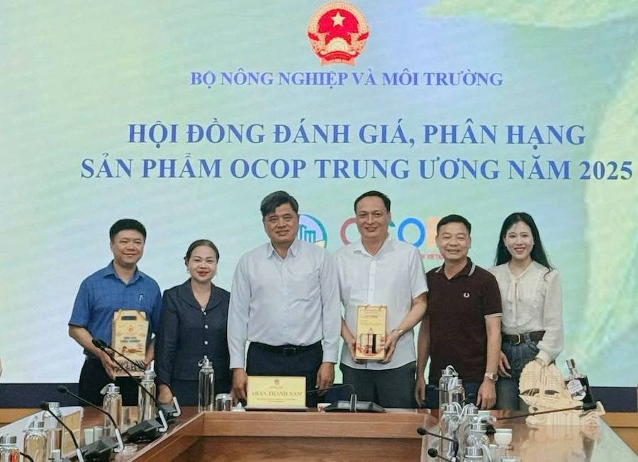 Lần đầu tiên, Hà Tĩnh có 2 sản phẩm (nước mắm Phú Khương và nước mắm Luận Nghiệp) được Hội đồng đánh giá, phân hạng sản phẩm OCOP Trung ương công nhận đủ điều kiện đạt chuẩn 5 sao, mở ra cơ hội nâng tầm thương hiệu đặc sản địa phương trên thị trường trong và ngoài nước.