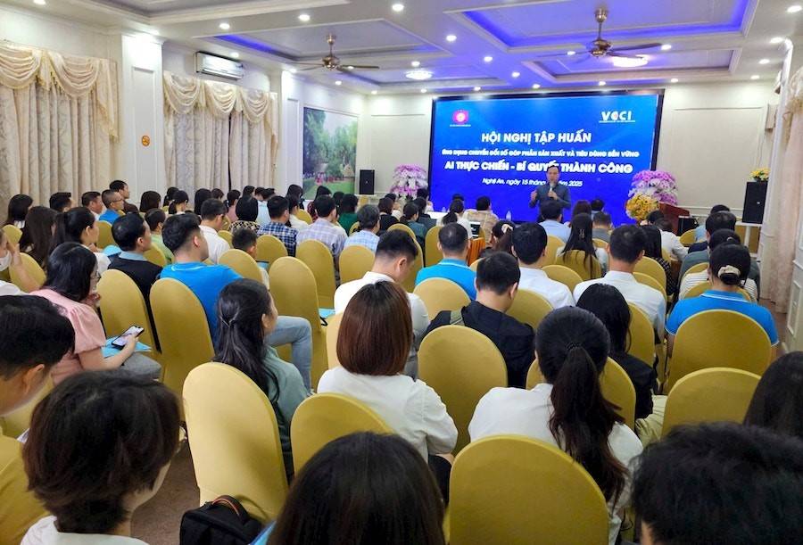 Nghệ An phối hợp với VCCI tổ chức Hội nghị tập huấn “Ứng dụng chuyển đổi số góp phần sản xuất và tiêu dùng bền vững” với chủ đề “AI thực chiến – Bí quyết thành công”