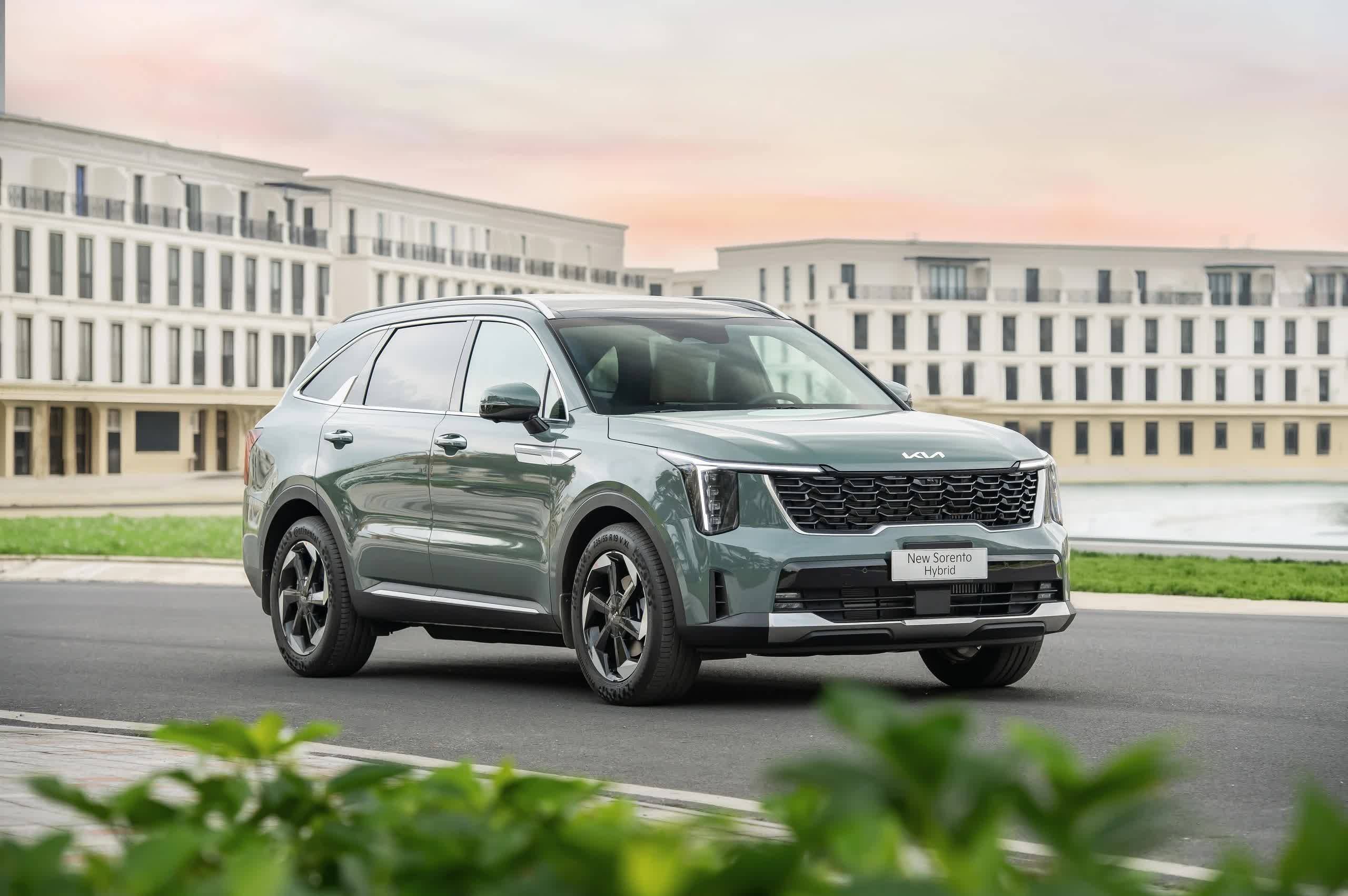 Ô tô hybrid hút khách mạnh, doanh số tăng vọt 86% tại Việt Nam