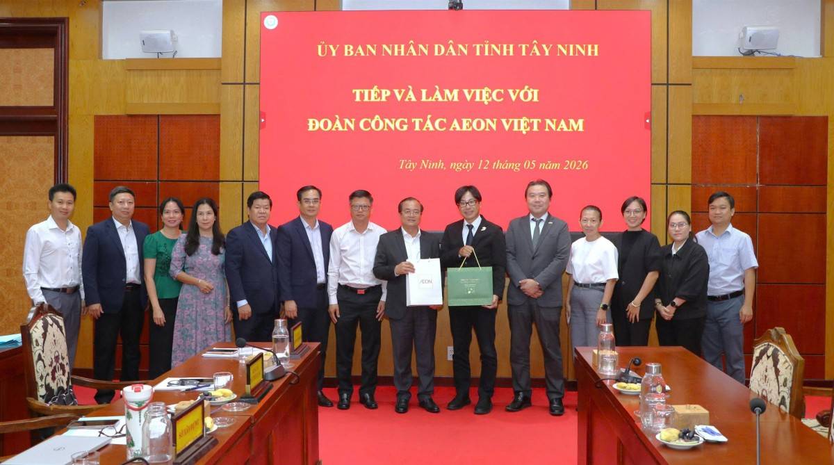 Chụp ảnh kỷ niệm tại buổi làm việc.