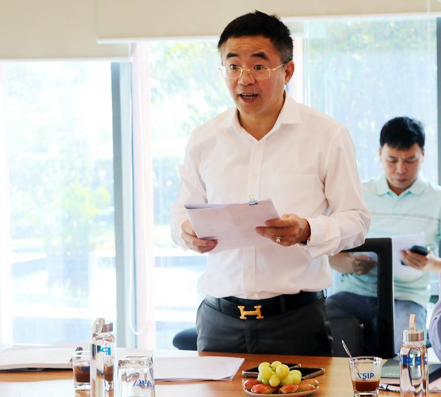 Ông Nguyễn Xuân Đức - Trưởng Ban quản lý Khu kinh tế Đông Nam báo cáo tại buổi làm việc