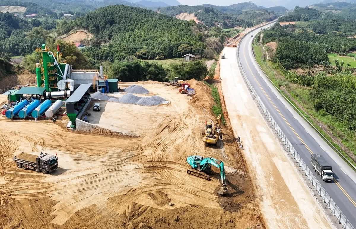 uyến đường cao tốc mở rộng Nội Bài - Lào Cai đang gấp rút thi công. Ảnh: Văn Yên. 