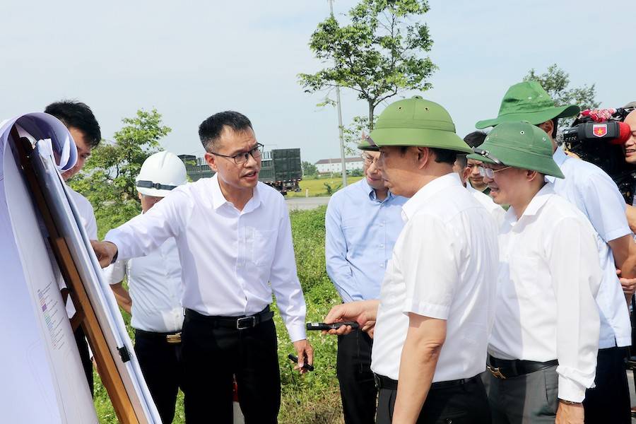 Ông Bùi Thanh An - Phó Chủ tịch Thường trực UBND tỉnh Nghệ An đi kiểm tra hiện trường triển khai dự án Khu công nghiệp VSIP Nghệ An 3