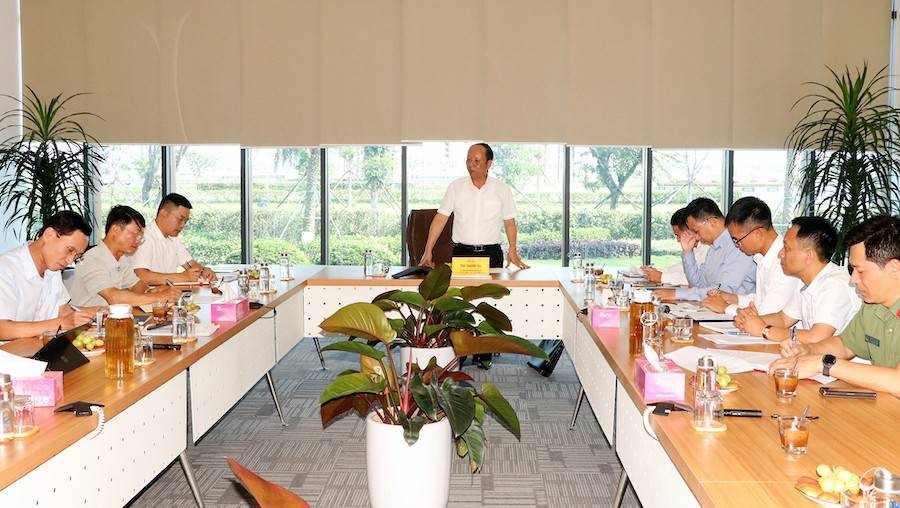 Sau khi đi kiểm tra thực tế tại hiện trường triển khai dự án Khu công nghiệp VSIP 3, Phó Chủ tịch Thường trực UBND tỉnh Nghệ An đã có buổi làm việc với các sở, ban, ngành liên quan, địa phương và chủ đầu tư để chỉ đạo đẩy nhanh tiến độ triển khai dự án