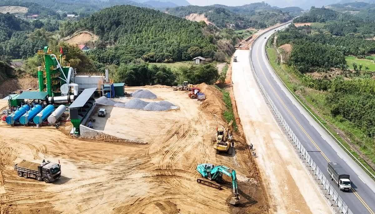 Hiệp hội Doanh nghiệp Lào Cai kiến nghị tháo “nút thắt” vật liệu và siết an toàn trên cao tốc Nội Bài - Lào Cai