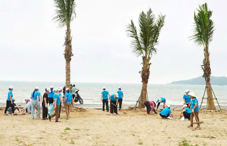Cửa Lò ra quân làm sạch bãi biển 