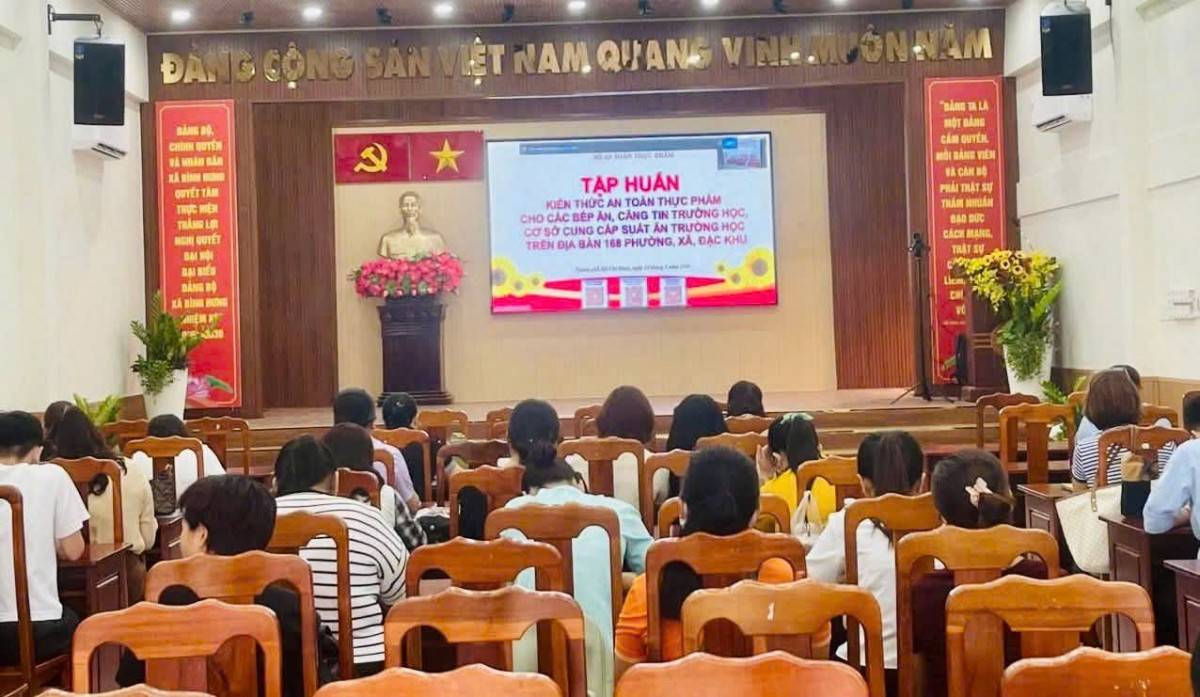 Xã Bình Hưng: Tập huấn an toàn thực phẩm cho 82 bếp ăn trường học