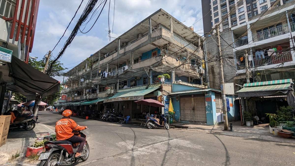 Nhìn từ phía sau lô C chung cư Tôn Thất Thuyết có thể thấy hệ thống dây điện chằng chịt, một số phần hành lang phía ngoài đã bị nứt 