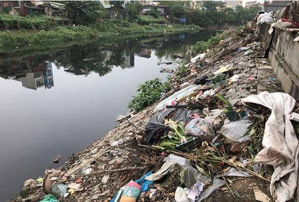 Hệ thống kênh rạch nội đô nhiều nơi tiếp tục chịu áp lực từ nước thải sinh hoạt và công nghiệp.