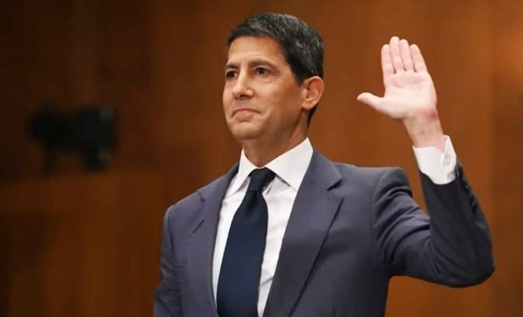 Ông Kevin Warsh, người được Tổng thống Donald Trump đề cử làm tân Chủ tịch Cục Dự trữ Liên bang Mỹ (FED), trong phiên điều trần tại Ủy ban Ngân hàng Thượng viện Mỹ ở Washington, DC., ngày 21/4/2026. (Ảnh: Getty Images/TTXVN)
