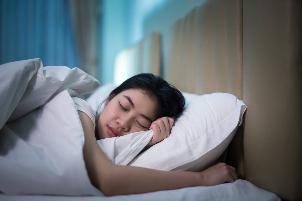 Càng cố ngủ càng thức: Nghịch lý của thời đại quá tải