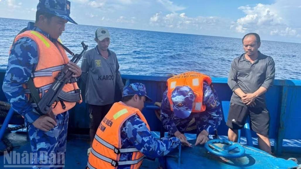 Lực lượng chức năng Bộ Tư lệnh Vùng Cảnh sát biển 4 kiểm tra, niêm phong hàng hóa vi phạm trên tàu BV 99889 TS (Ảnh: https://nhandan.vn).