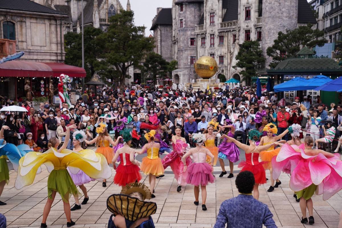 Các show diễn và lễ hội tại Sun World Ba Na Hills góp phần làm giàu trải nghiệm, giữ chân du khách tại Đà Nẵng. Ảnh: Ánh Dương.