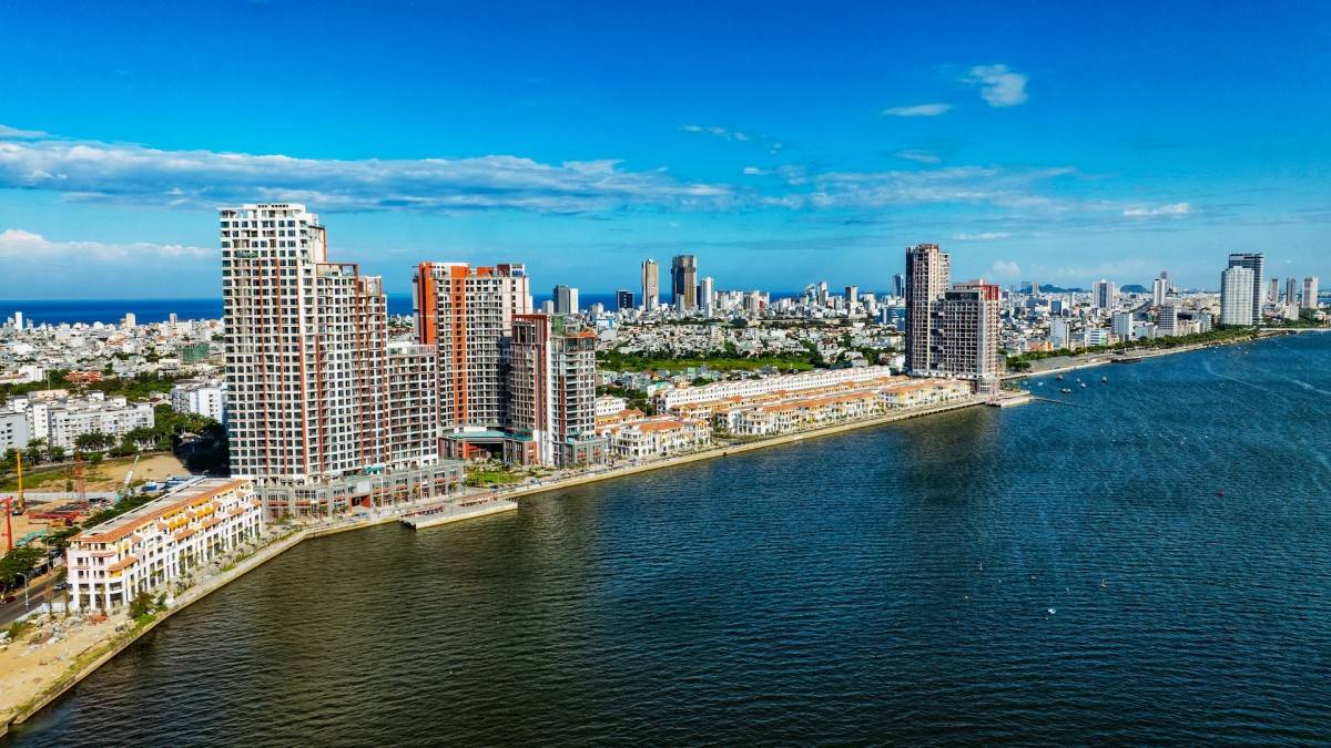 Tổ hợp Sun Symphony Residence chiếm lĩnh vị trí trung tâm hiếm hoi soi bóng sông Hàn. Ảnh: Ánh Dương.