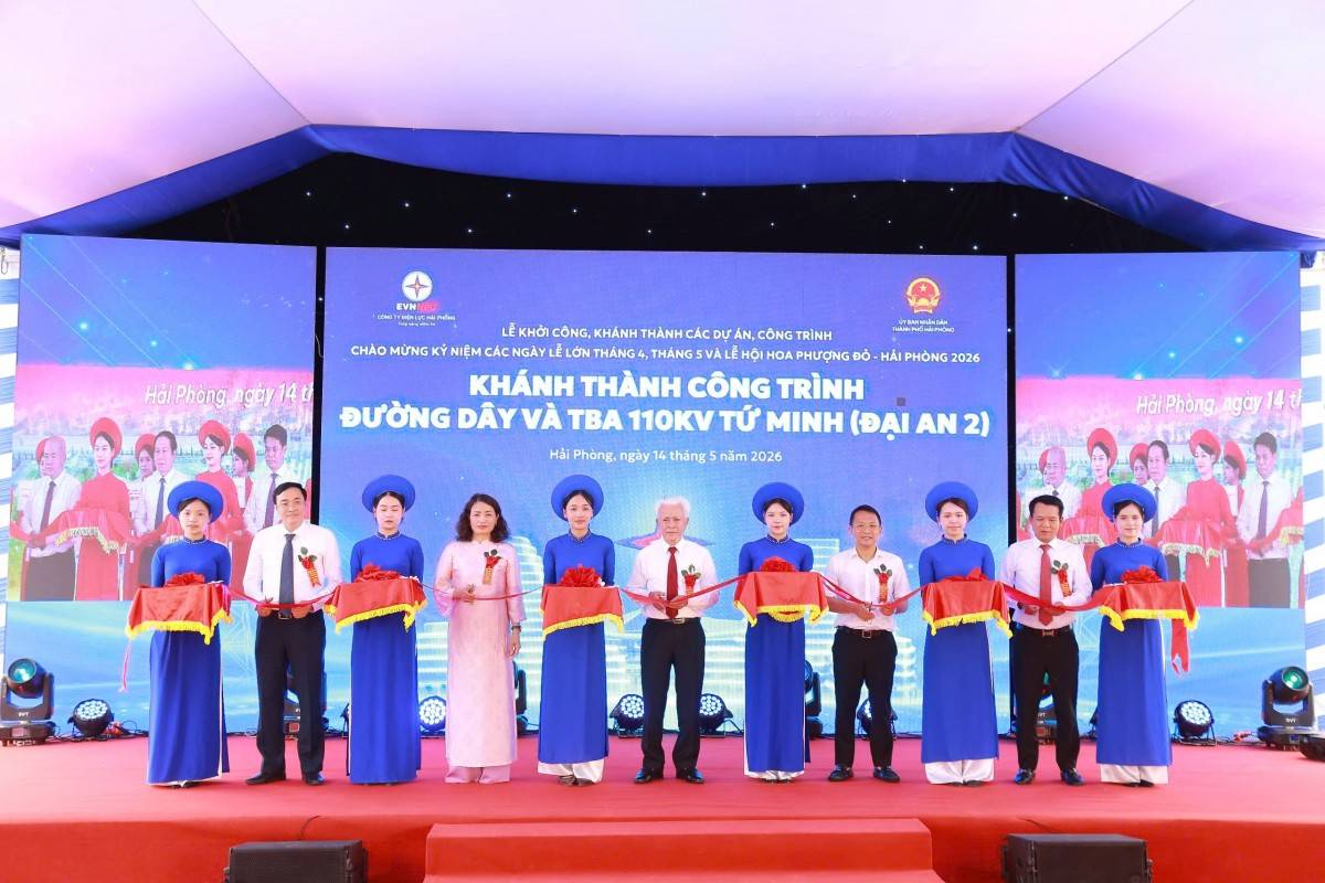 Đại biểu cắt băng khánh thành công trình. 