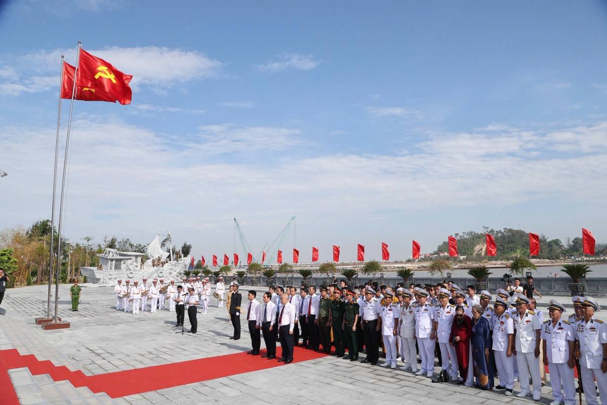 Các đồng chí đại biểu thực hiện nghi thức dâng hương tại Lễ khánh thành Dự án đầu tư xây dựng, tu bổ, tôn tạo quần thể di tích Bến K15.
