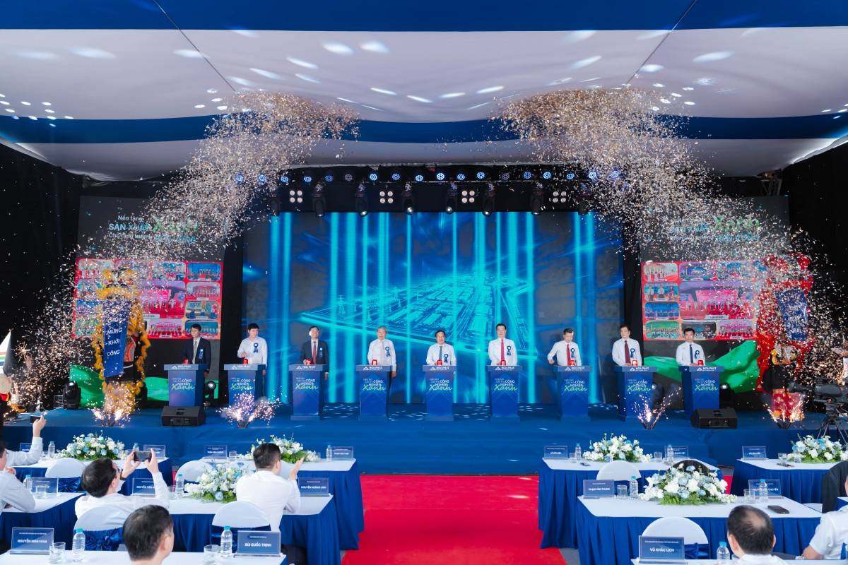 Các đại biểu thực hiện nghi thức khởi công dự án 