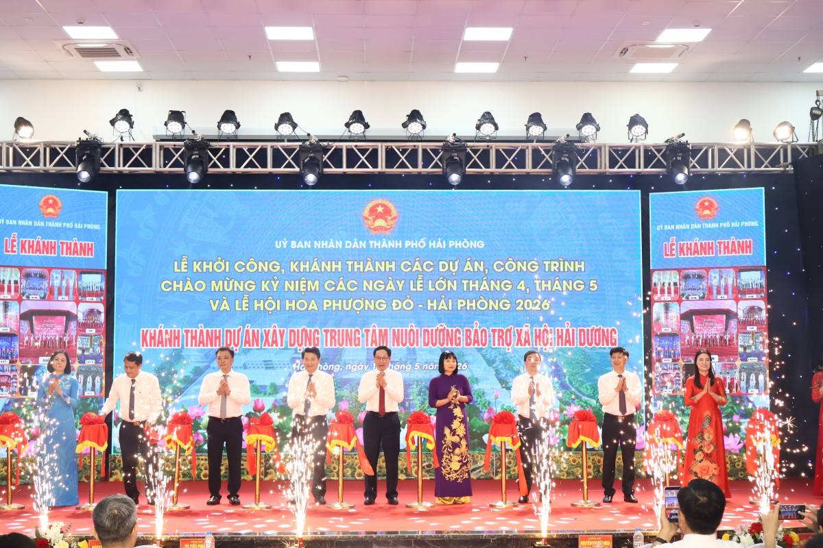 Các đại biểu cắt băng khánh thành dự án