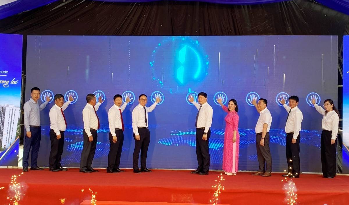 Các đại biểu thực hiện nghi thức khởi công dự án 