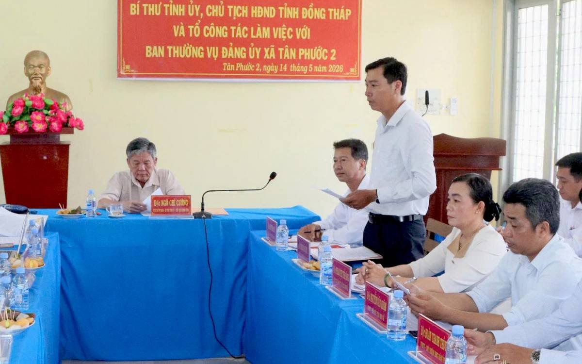 Đại diện Đảng ủy xã Tân Phước 2 báo cáo tại buổi làm việc