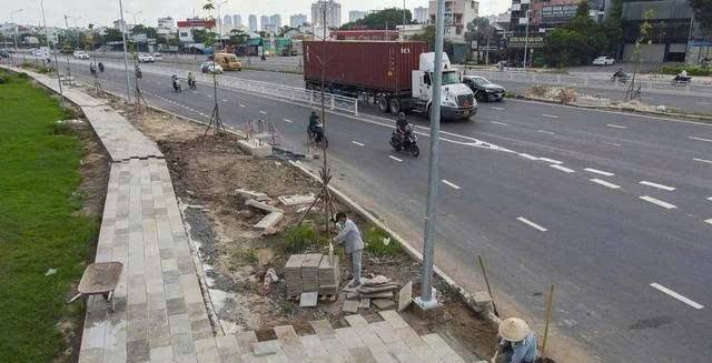 Xe tải trọng lượng lớn đang lưu thông tại đường Nguyễn Văn Linh.