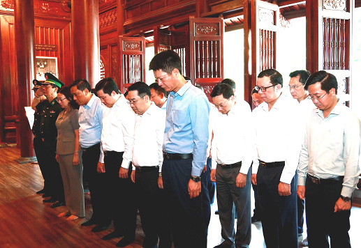 Đoàn đại biểu dâng hương tại Nhà lưu niệm Chủ tịch Hồ Chí Minh (phường Lào Cai).