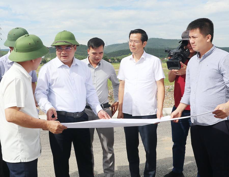 Ông Phùng Thành Vinh - Phó Chủ tịch UBND tỉnh Nghệ An kiểm tra tại dự án CCN Diễn Thắng, xã Minh Châu 