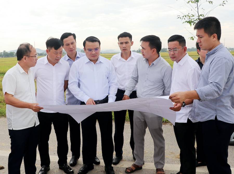 Phó Chủ tịch UBND tỉnh Nghệ An Phùng Thành Vinh kiểm tra hiện trường dự án cụm CCN Lạc Sơn tại xã Thuần Trung 