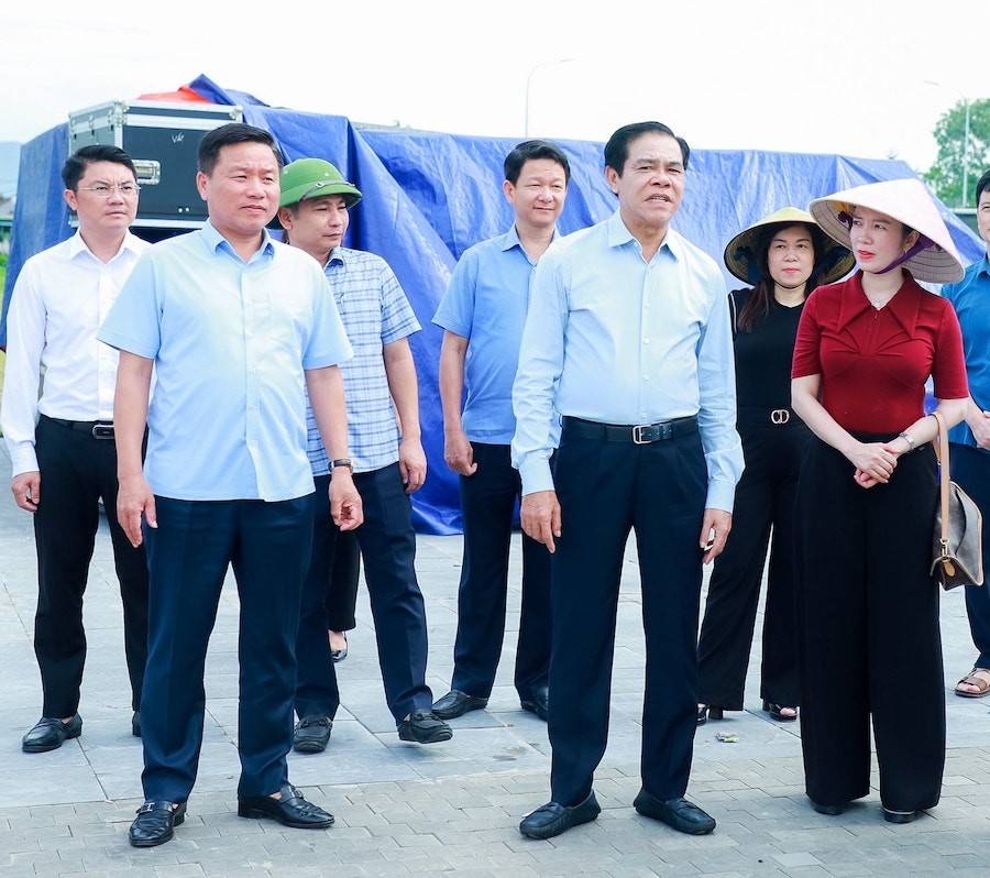 Ông Võ Trọng Hải - Chủ tịch UBND tỉnh Nghệ An kiểm tra công tác chuẩn bị cho chương trình khai mạc Lễ hội Làng Sen năm 2026 tại Sân vận động xã Kim Liên. 