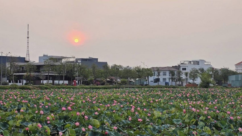 Chính lớp “làng” này tạo nên một Đà Nẵng dễ sống: không quá xa cách, không quá lạnh lùng, không đánh mất hoàn toàn sự gắn kết giữa con người với con người. Ít có đô thị nào ở Việt Nam mang trong mình hai trạng thái đối lập mà hài hòa như Đà Nẵng.