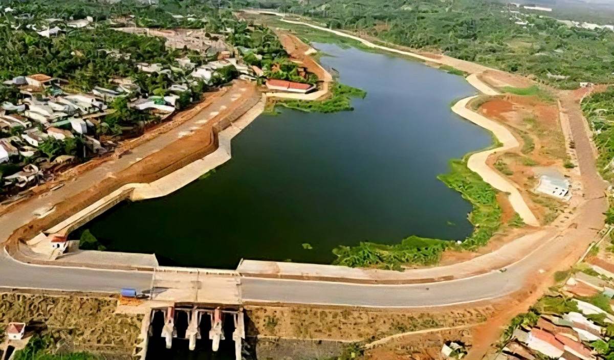 Dự án Hồ thủy lợi Ea Tam nằm ở trung tâm phường Buôn Ma Thuột, tổng mức đầu tư gần 1.500 tỷ đồng, sau 9 năm triển khai, nhiều hạng mục vẫn dang dở, chậm tiến độ.