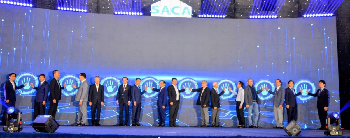 Các đại biểu bấm nút chính thức cho sự kiện kỷ niệm 35 năm thành lập SACA