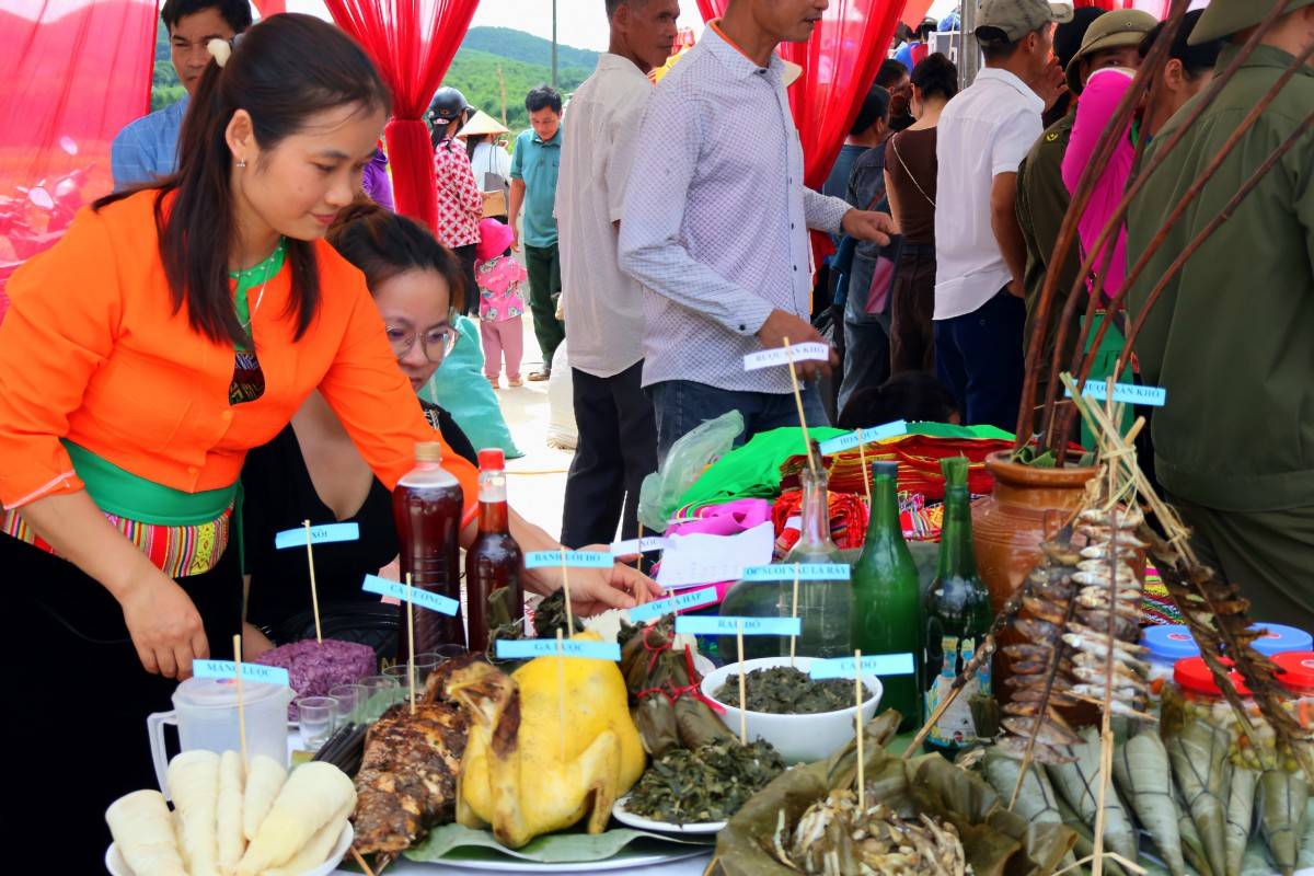 Độc đáo lễ hội cả làng xuống suối bắt cá ở Phú Thọ