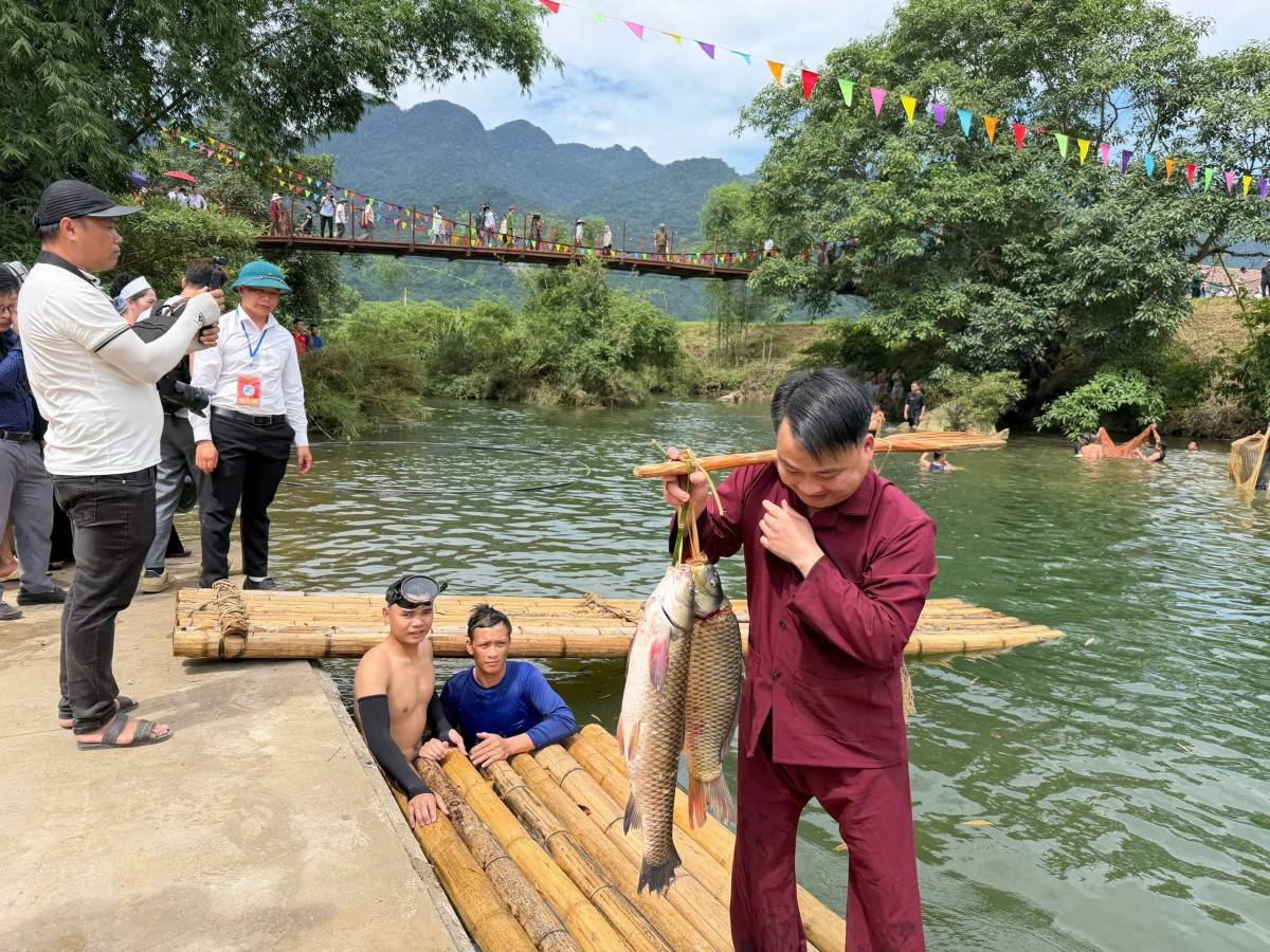 Độc đáo lễ hội cả làng xuống suối bắt cá ở Phú Thọ