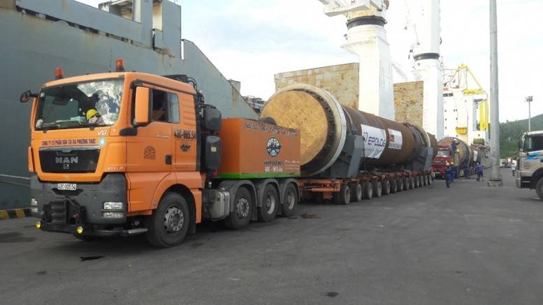 Xe vận chuyển hàng siêu trường, siêu trọng phải phù hợp với loại hàng, kích thước, khối lượng của hàng và phải có giấy phép lưu hành xe do cơ quan quản lý đường bộ có thẩm quyền cấp.
