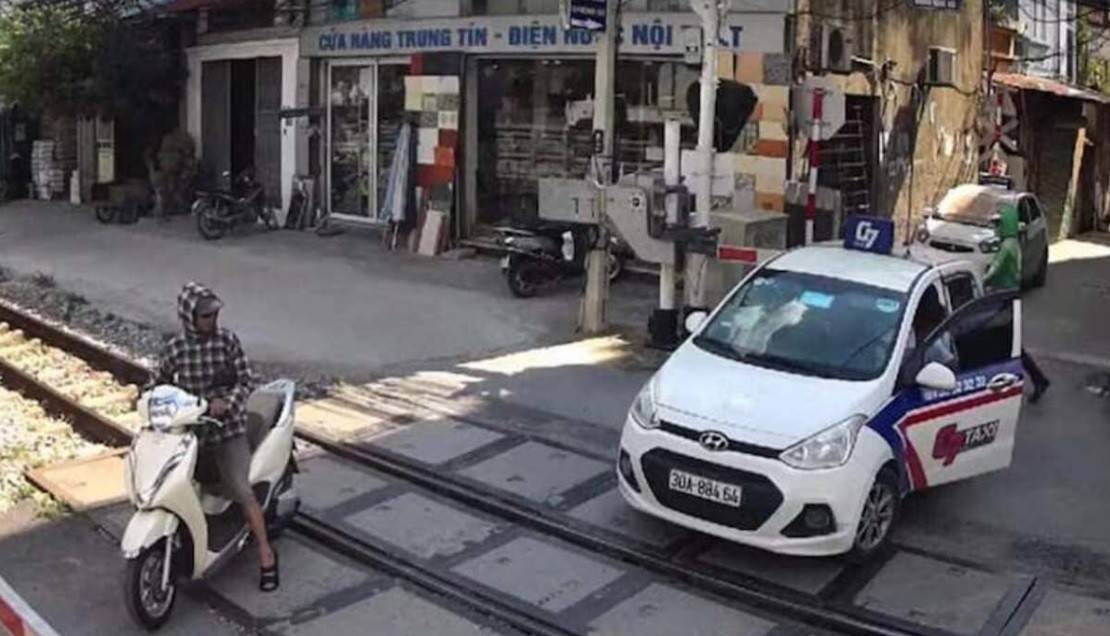 Từ ngày 15/5, cố tình vượt rào chắn đường sắt ô tô sẽ bị phạt tới 20 triệu đồng
